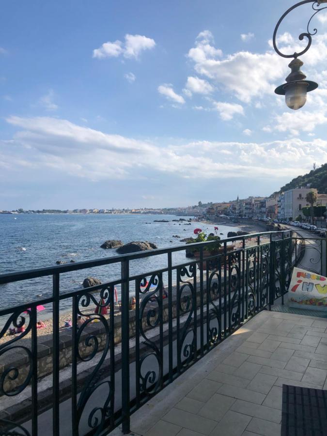 Hostel Beach House Giardini Naxos Esterno foto