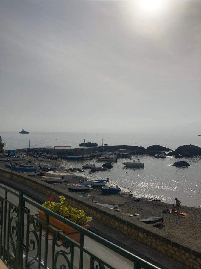 Hostel Beach House Giardini Naxos Esterno foto