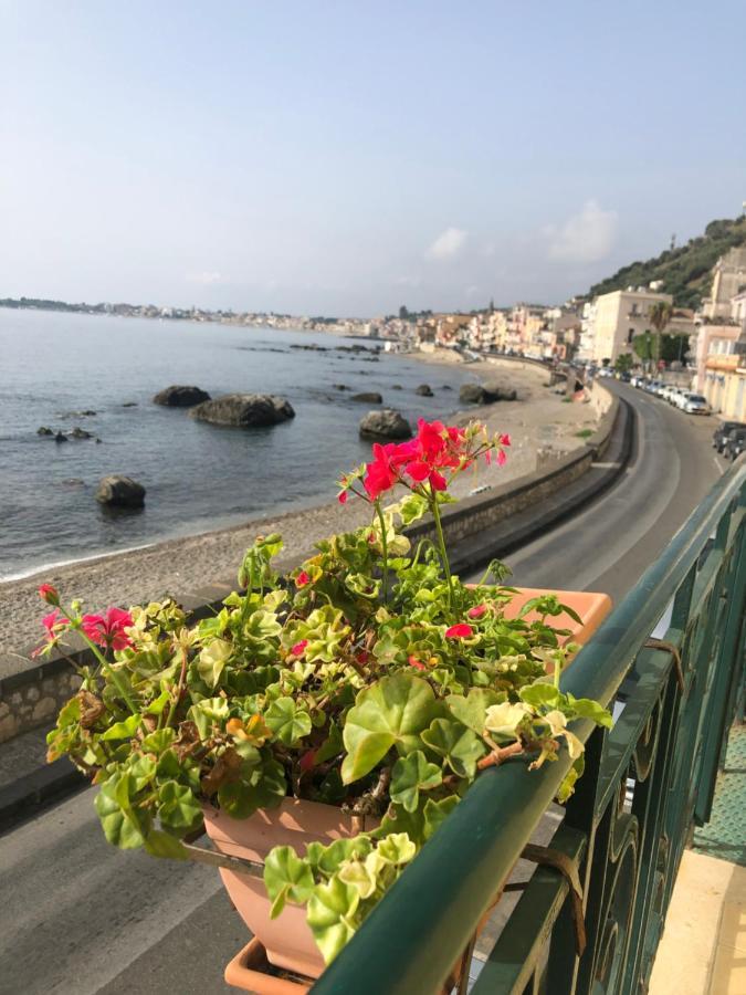 Hostel Beach House Giardini Naxos Esterno foto