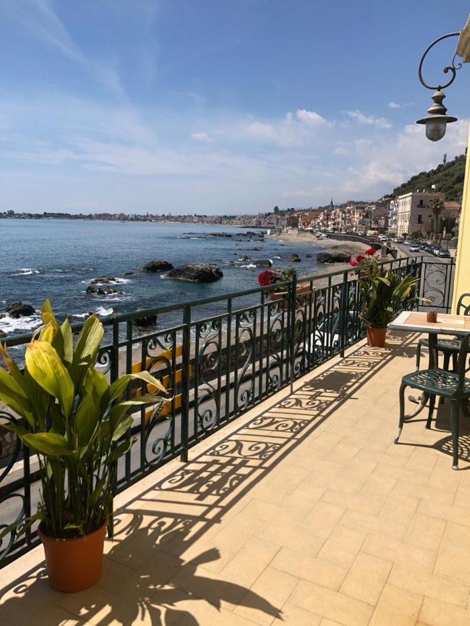 Hostel Beach House Giardini Naxos Esterno foto