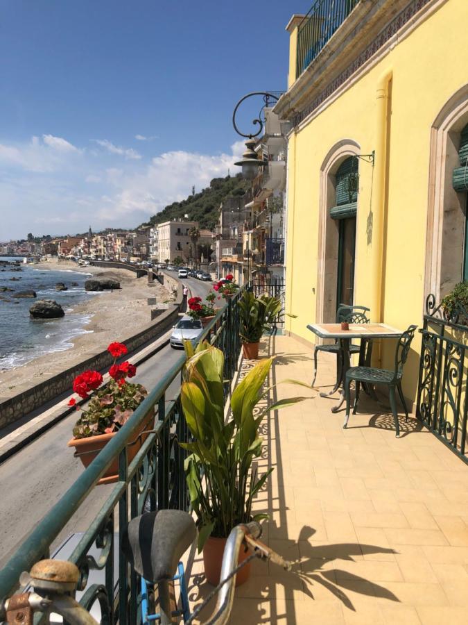 Hostel Beach House Giardini Naxos Esterno foto