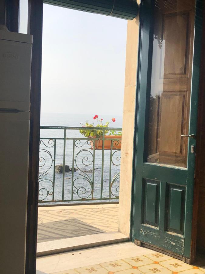 Hostel Beach House Giardini Naxos Esterno foto