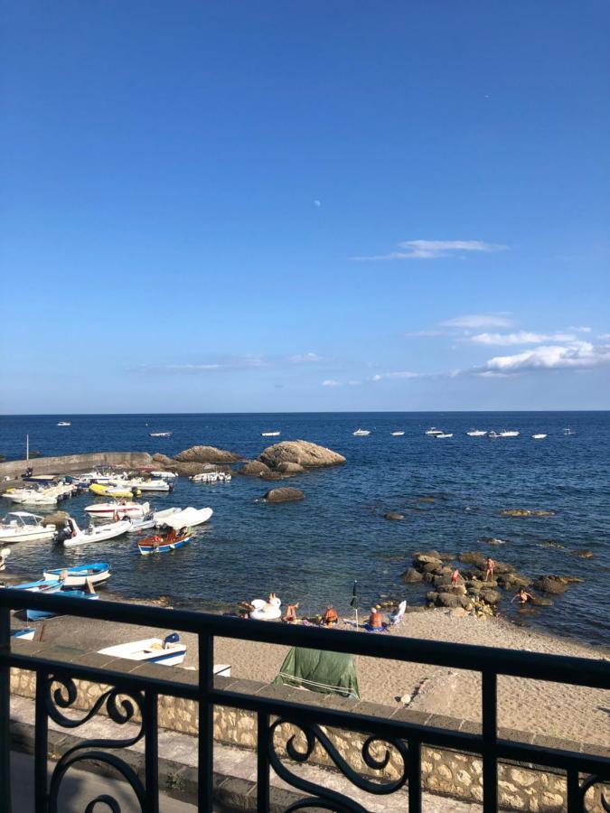 Hostel Beach House Giardini Naxos Esterno foto