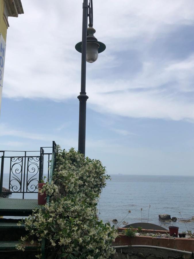 Hostel Beach House Giardini Naxos Esterno foto