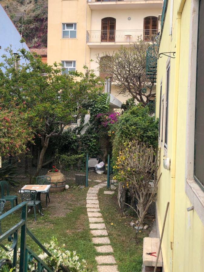 Hostel Beach House Giardini Naxos Esterno foto
