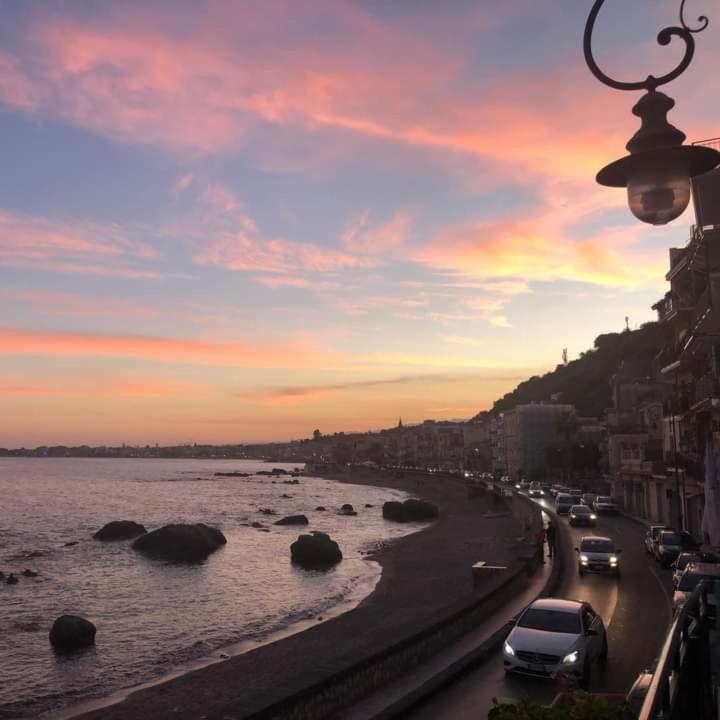 Hostel Beach House Giardini Naxos Esterno foto